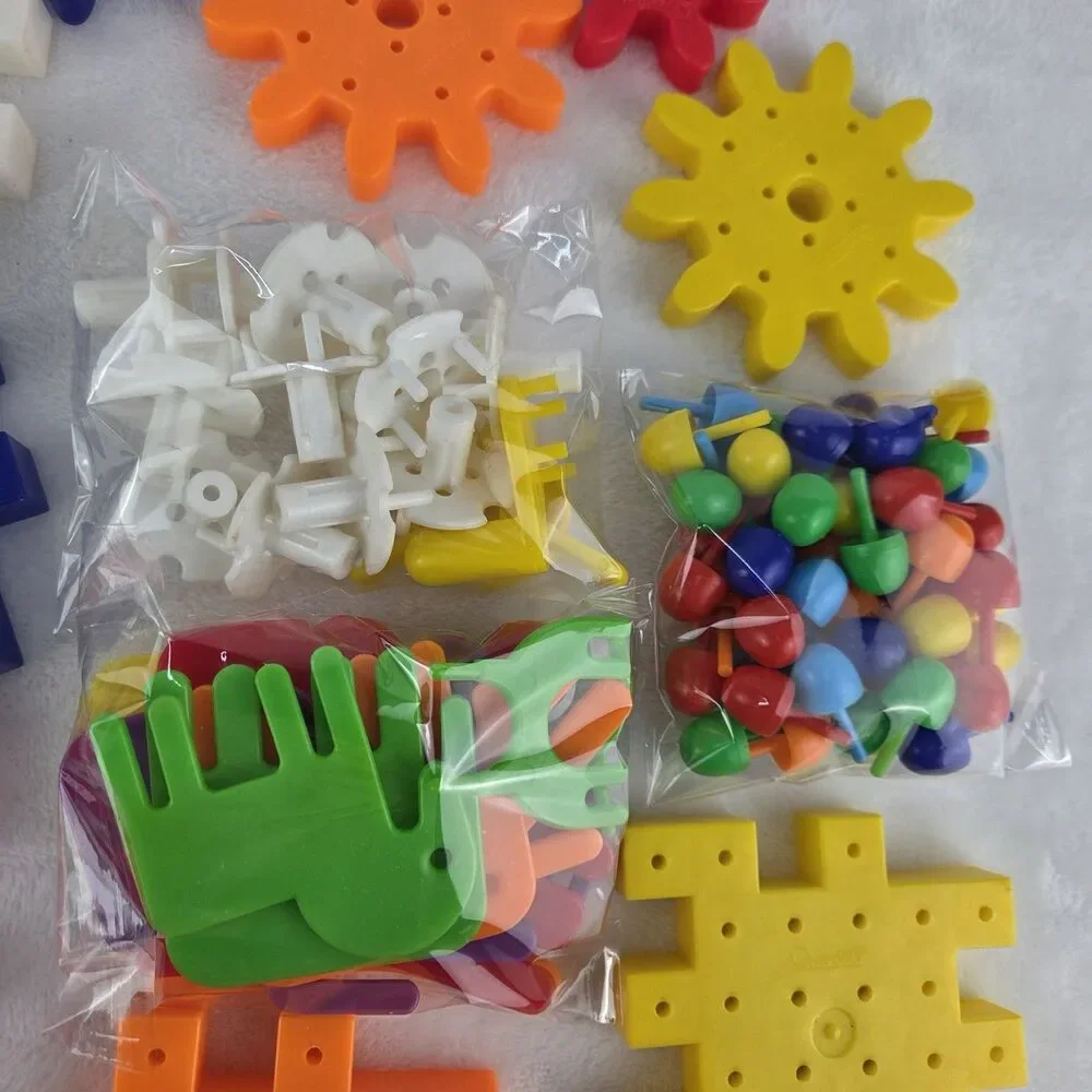Vintage Discovery Toys Gears Go Round Building Set 97 Pieces w/ Original Box